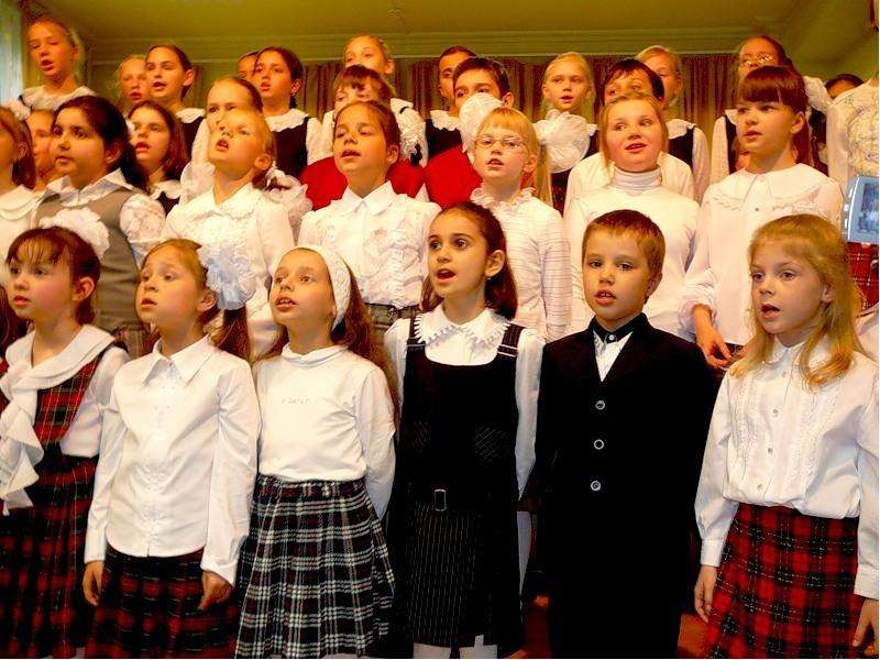 Какая сегодня петь. Дети поют в школе. Детский хор. Лети в школе поют. Урок хора в школе.